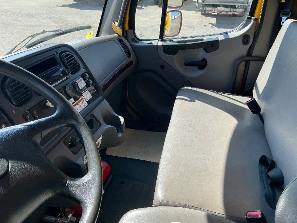 Medium Duty Box Truck-Light and Medium Duty Trucks-Freightliner-2019-M2-Calgary-AB-223,687\n\t\tkm-$ 61,500 - Image 19