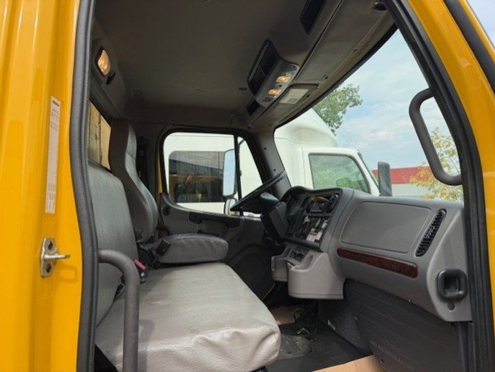 Medium Duty Box Truck-Light and Medium Duty Trucks-Freightliner-2019-M2-Calgary-AB-223,687\n\t\tkm-$ 61,500 - Image 22