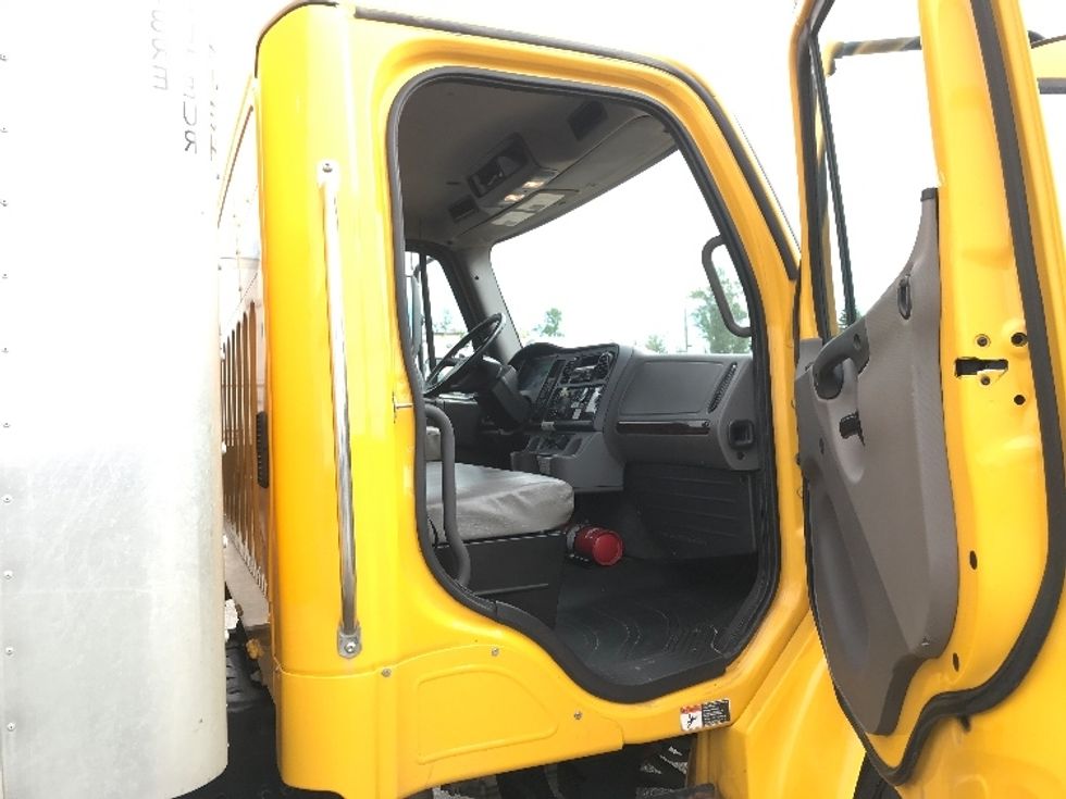 Medium Duty Box Truck-Light and Medium Duty Trucks-Freightliner-2019-M2-Calgary-AB-226,056\n\t\tkm-$ 68,000 - Image 20