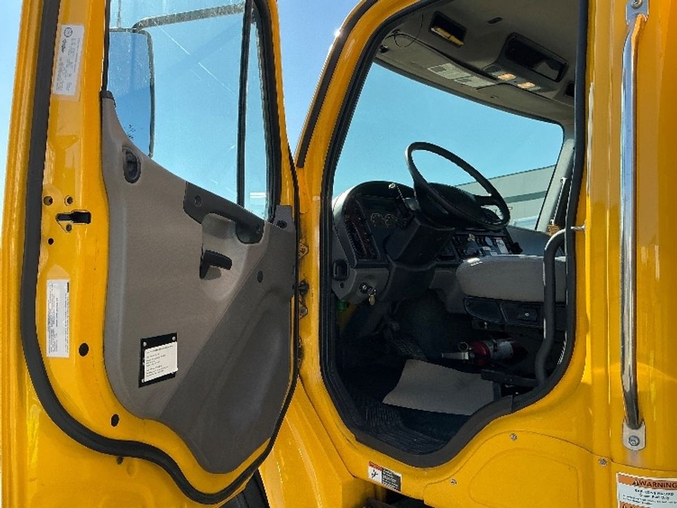Medium Duty Box Truck-Light and Medium Duty Trucks-Freightliner-2019-M2-Calgary-AB-269,202\n\t\tkm-$ 60,750 - Image 16
