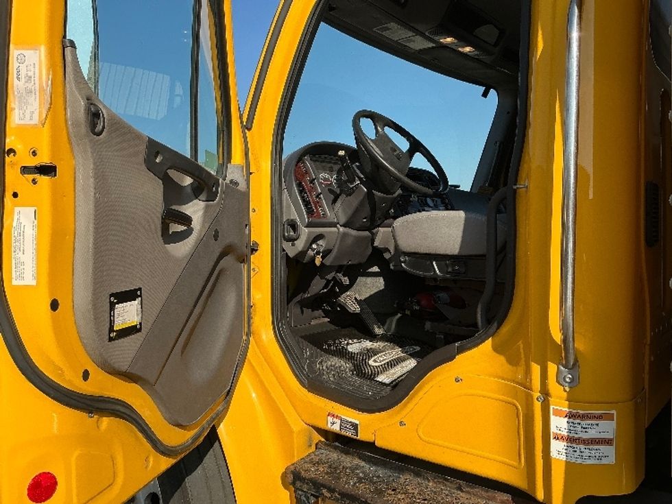 Medium Duty Box Truck-Light and Medium Duty Trucks-Freightliner-2019-M2-Calgary-AB-275,865\n\t\tkm-$ 64,500 - Image 13