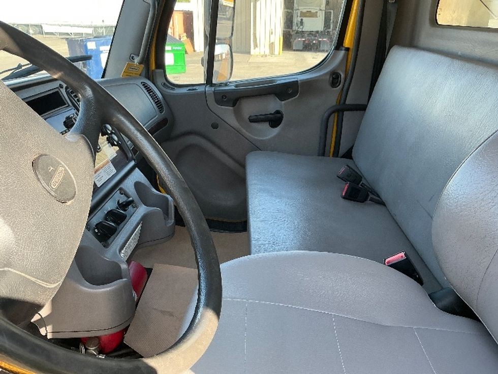 Medium Duty Box Truck-Light and Medium Duty Trucks-Freightliner-2019-M2-Calgary-AB-275,865\n\t\tkm-$ 64,500 - Image 19