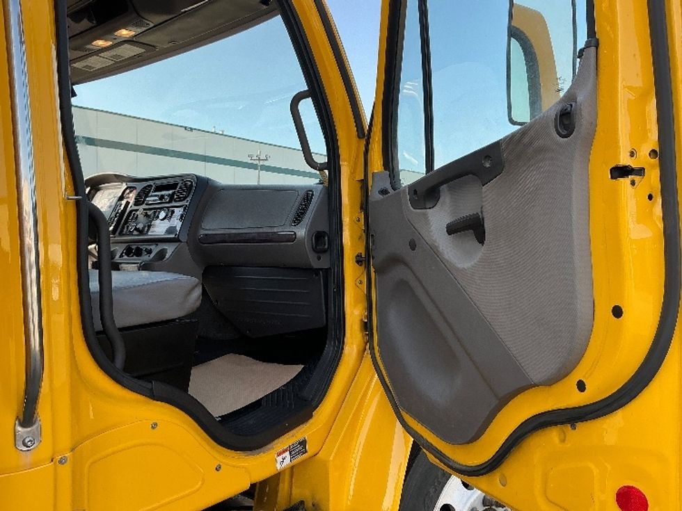 Medium Duty Box Truck-Light and Medium Duty Trucks-Freightliner-2019-M2-Calgary-AB-275,865\n\t\tkm-$ 64,500 - Image 20