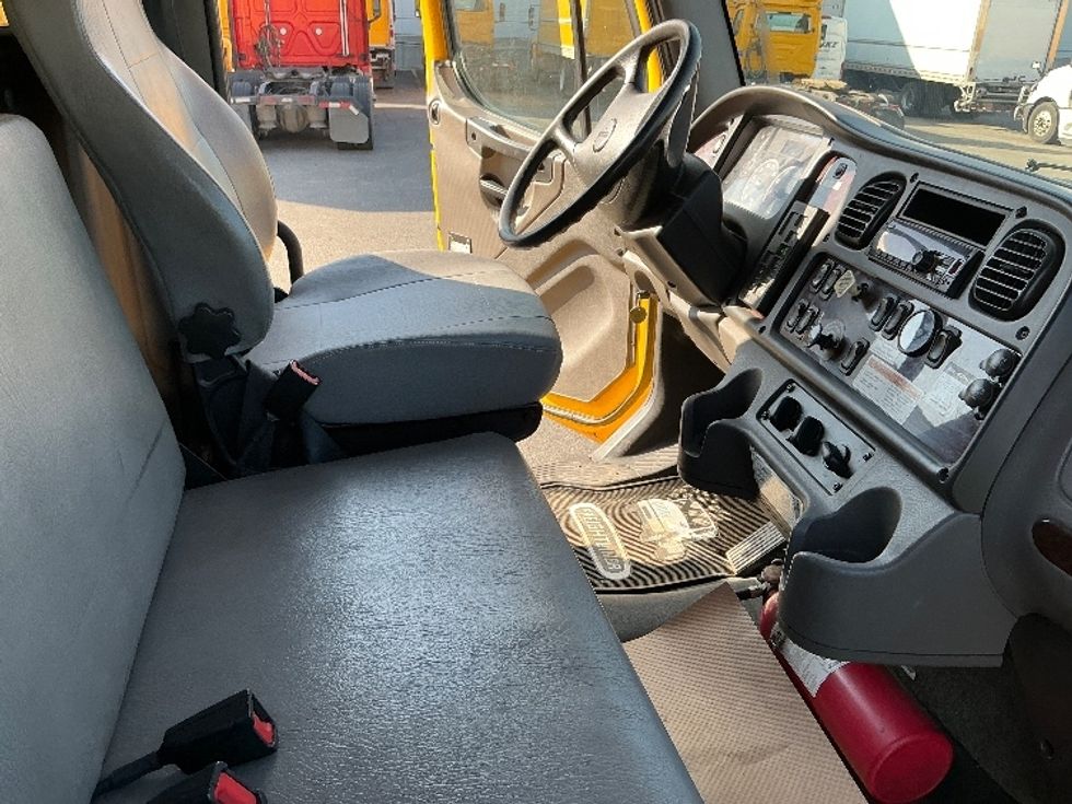 Medium Duty Box Truck-Light and Medium Duty Trucks-Freightliner-2019-M2-Calgary-AB-275,865\n\t\tkm-$ 64,500 - Image 22