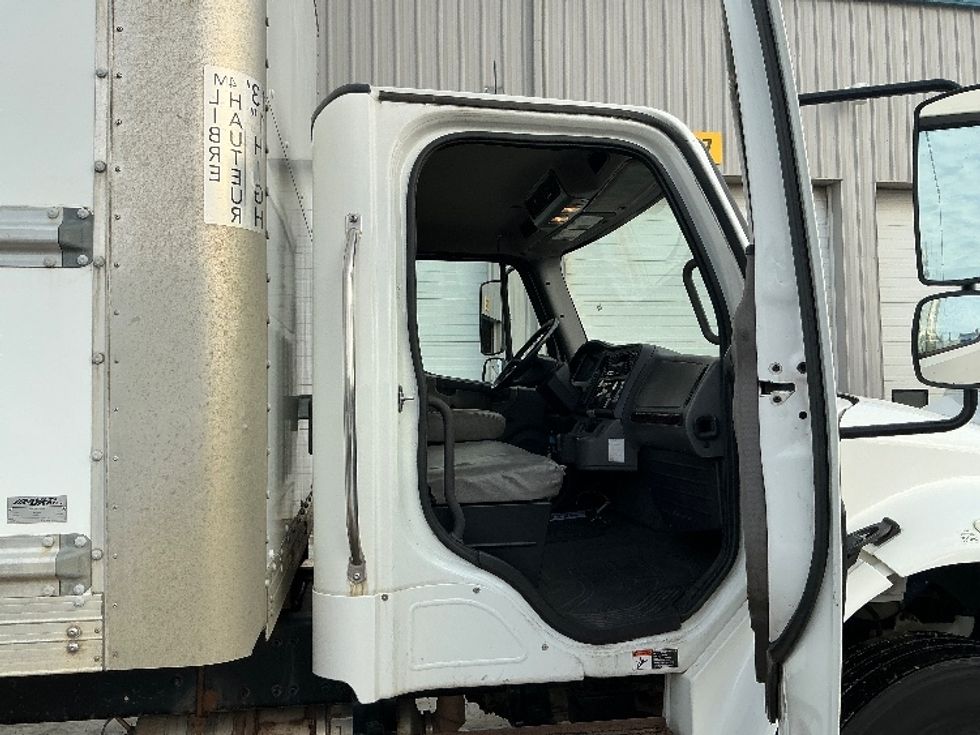 Medium Duty Box Truck-Light and Medium Duty Trucks-Freightliner-2019-M2-Calgary-AB-315,225\n\t\tkm-$ 60,250 - Image 16