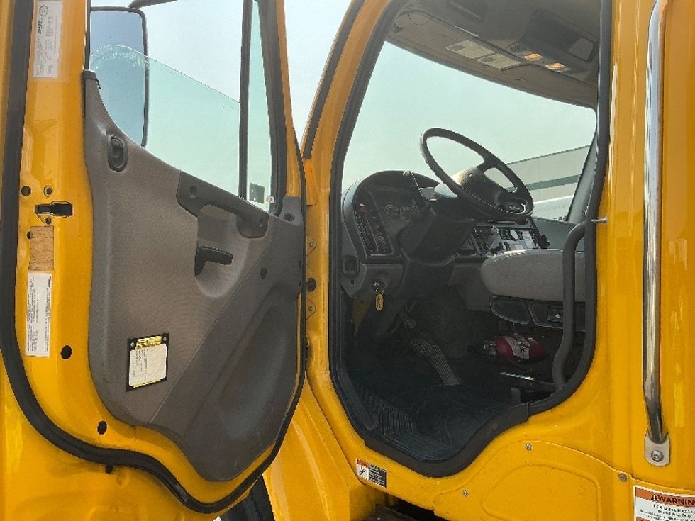 Medium Duty Box Truck-Light and Medium Duty Trucks-Freightliner-2019-M2-Calgary-AB-320,111\n\t\tkm-$ 55,250 - Image 16