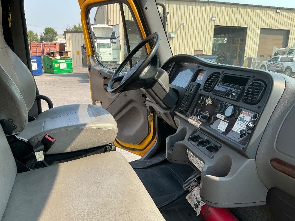 Medium Duty Box Truck-Light and Medium Duty Trucks-Freightliner-2019-M2-Calgary-AB-320,111\n\t\tkm-$ 55,250 - Image 22