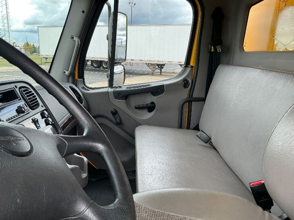 Medium Duty Box Truck-Light and Medium Duty Trucks-Freightliner-2019-M2-Cambridge-ON-322,981\n\t\tkm-$ 57,500 - Image 19
