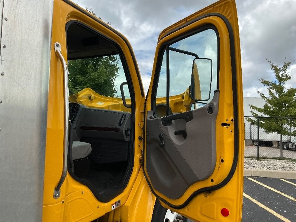 Medium Duty Box Truck-Light and Medium Duty Trucks-Freightliner-2019-M2-Cambridge-ON-322,981\n\t\tkm-$ 57,500 - Image 20