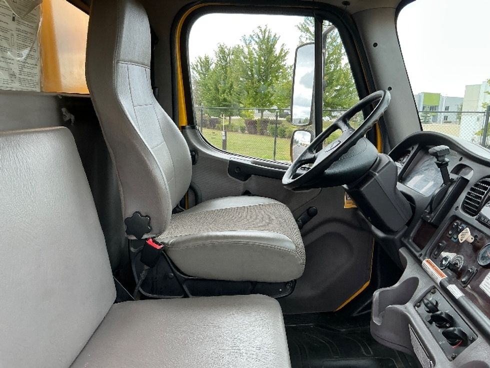 Medium Duty Box Truck-Light and Medium Duty Trucks-Freightliner-2019-M2-Cambridge-ON-322,981\n\t\tkm-$ 57,500 - Image 22