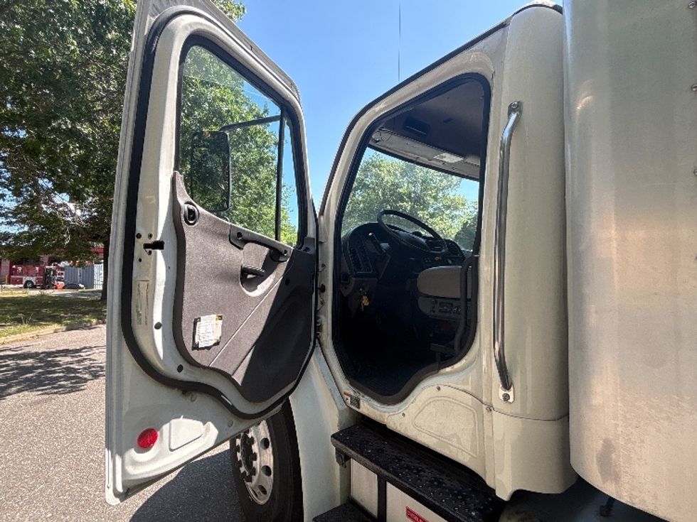 Medium Duty Box Truck-Light and Medium Duty Trucks-Freightliner-2019-M2-Central Islip-NY-241,402\n\t\tmiles-$ 29,250 - Image 16