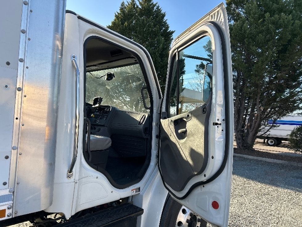 Medium Duty Box Truck-Light and Medium Duty Trucks-Freightliner-2019-M2-Charlottesville-VA-195,392\n\t\tmiles-$ 51,000 - Image 20