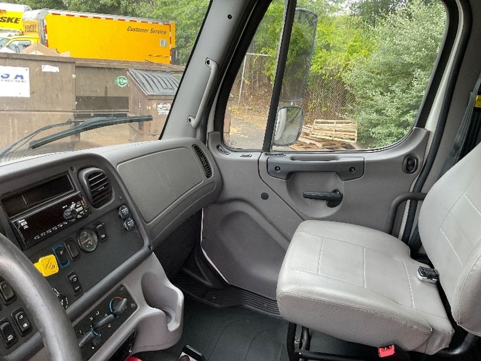 Medium Duty Box Truck-Light and Medium Duty Trucks-Freightliner-2019-M2-Chicopee-MA-356,423\n\t\tmiles-$ 21,250 - Image 19