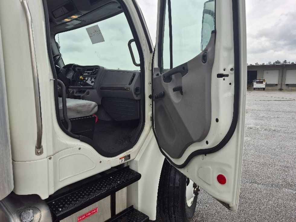 Medium Duty Box Truck-Light and Medium Duty Trucks-Freightliner-2019-M2-Cleveland-TN-32,821\n\t\tmiles-$ 61,000 - Image 19