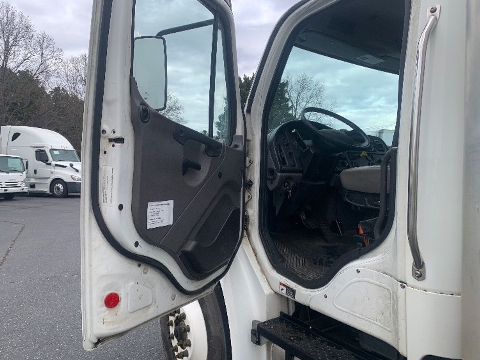 Medium Duty Box Truck-Light and Medium Duty Trucks-Freightliner-2019-M2-Concord-NC-91,379\n\t\tmiles-$ 61,000 - Image 16