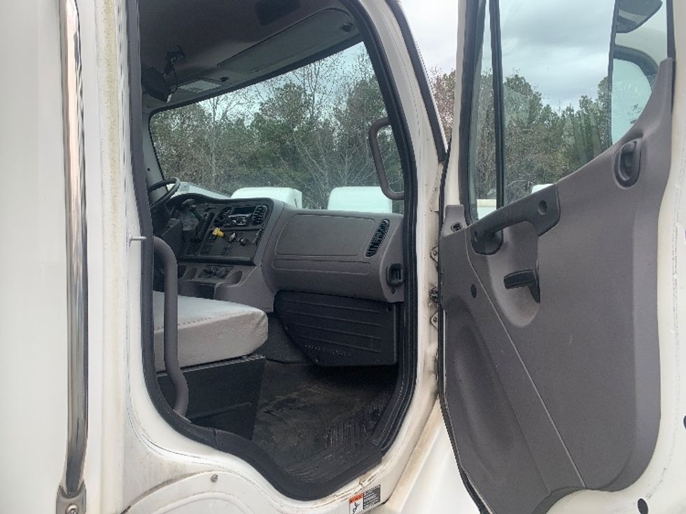 Medium Duty Box Truck-Light and Medium Duty Trucks-Freightliner-2019-M2-Concord-NC-91,379\n\t\tmiles-$ 61,000 - Image 20