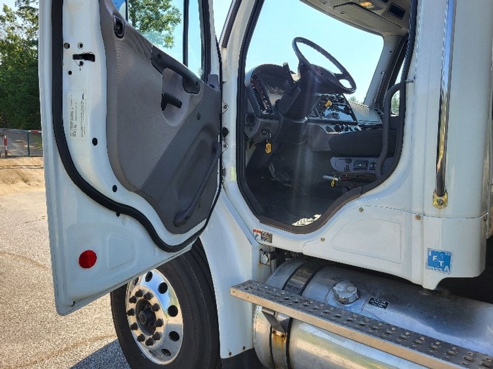 Medium Duty Box Truck-Light and Medium Duty Trucks-Freightliner-2019-M2-Concord-NH-141,575\n\t\tmiles-$ 59,500 - Image 16