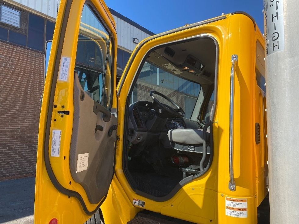 Medium Duty Box Truck-Light and Medium Duty Trucks-Freightliner-2019-M2-Concord-ON-286,436\n\t\tkm-$ 58,250 - Image 16