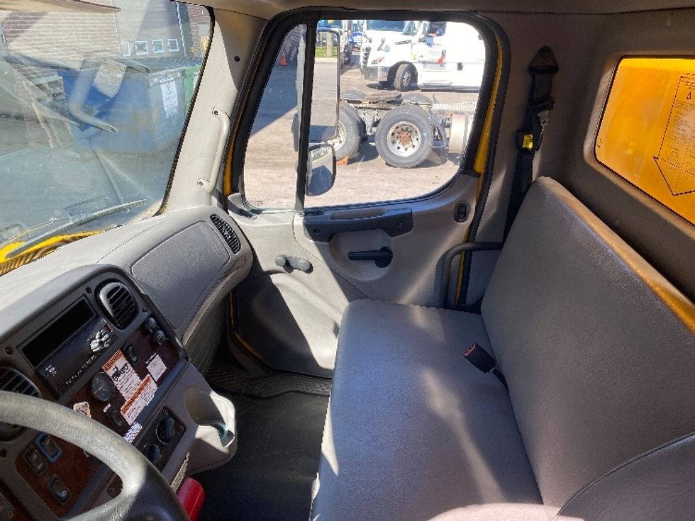 Medium Duty Box Truck-Light and Medium Duty Trucks-Freightliner-2019-M2-Concord-ON-286,436\n\t\tkm-$ 58,250 - Image 19