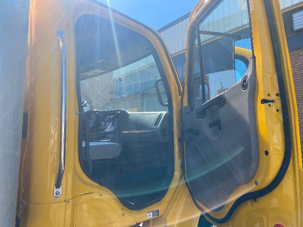 Medium Duty Box Truck-Light and Medium Duty Trucks-Freightliner-2019-M2-Concord-ON-286,436\n\t\tkm-$ 58,250 - Image 20
