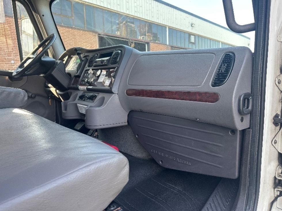 Medium Duty Box Truck-Light and Medium Duty Trucks-Freightliner-2019-M2-Concord-ON-294,550\n\t\tkm-$ 63,750 - Image 21