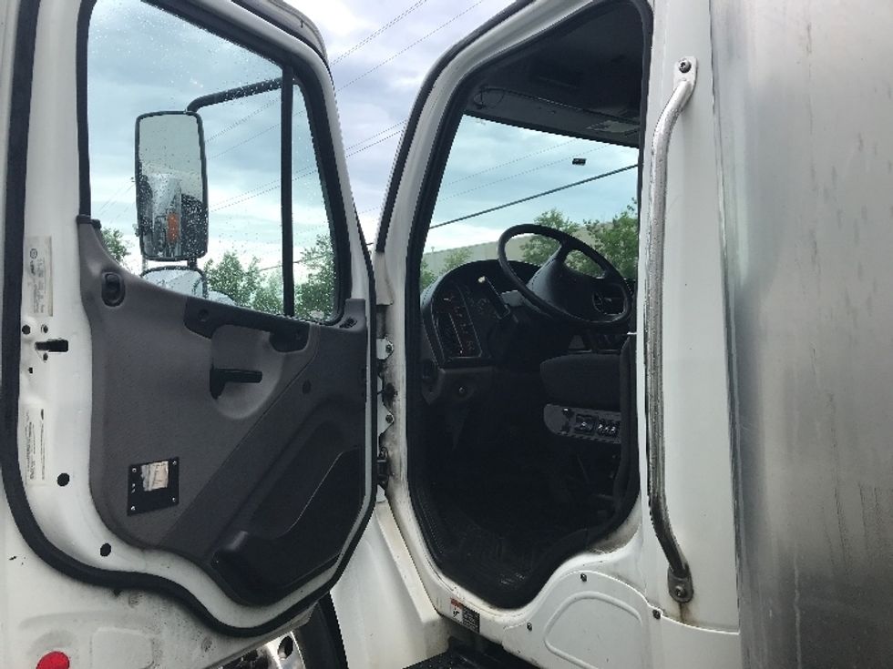 Medium Duty Box Truck-Light and Medium Duty Trucks-Freightliner-2019-M2-Dartmouth-NS-210,275\n\t\tkm-$ 76,000 - Image 16