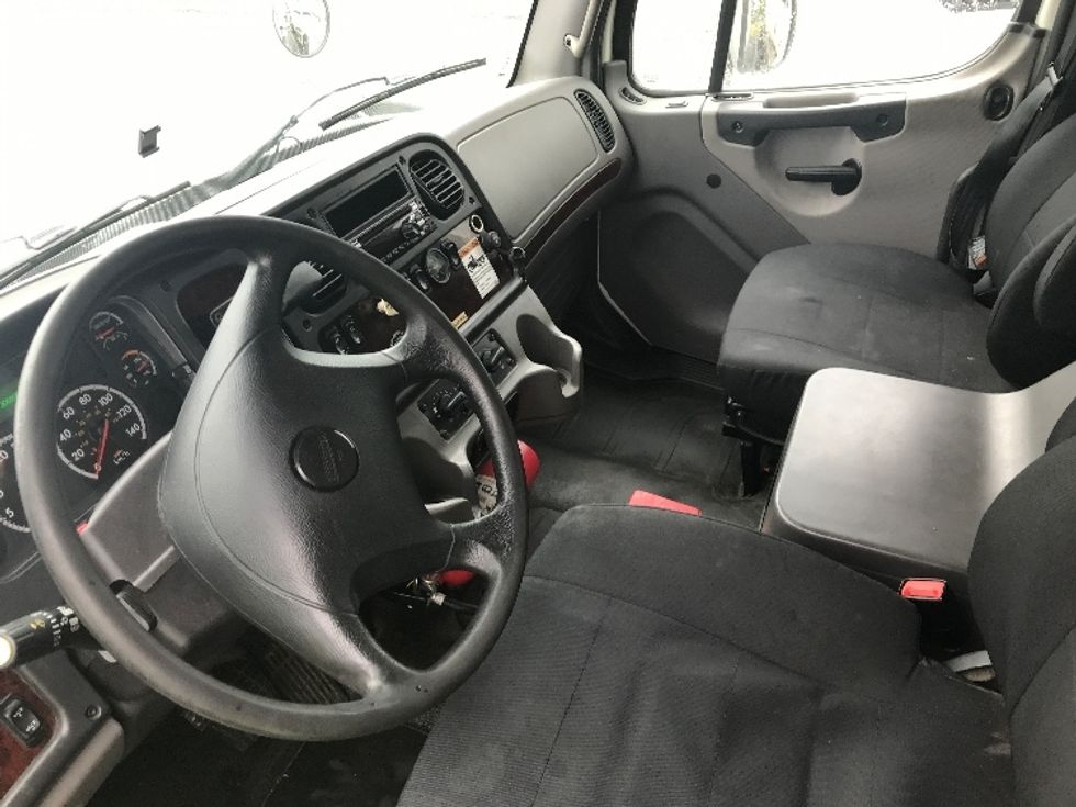 Medium Duty Box Truck-Light and Medium Duty Trucks-Freightliner-2019-M2-Dartmouth-NS-210,275\n\t\tkm-$ 76,000 - Image 17