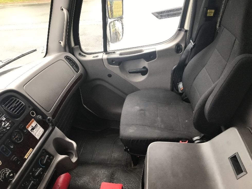 Medium Duty Box Truck-Light and Medium Duty Trucks-Freightliner-2019-M2-Dartmouth-NS-210,275\n\t\tkm-$ 76,000 - Image 19