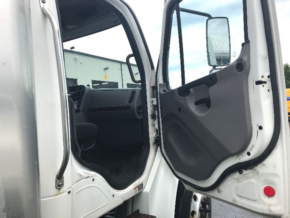 Medium Duty Box Truck-Light and Medium Duty Trucks-Freightliner-2019-M2-Dartmouth-NS-210,275\n\t\tkm-$ 76,000 - Image 20