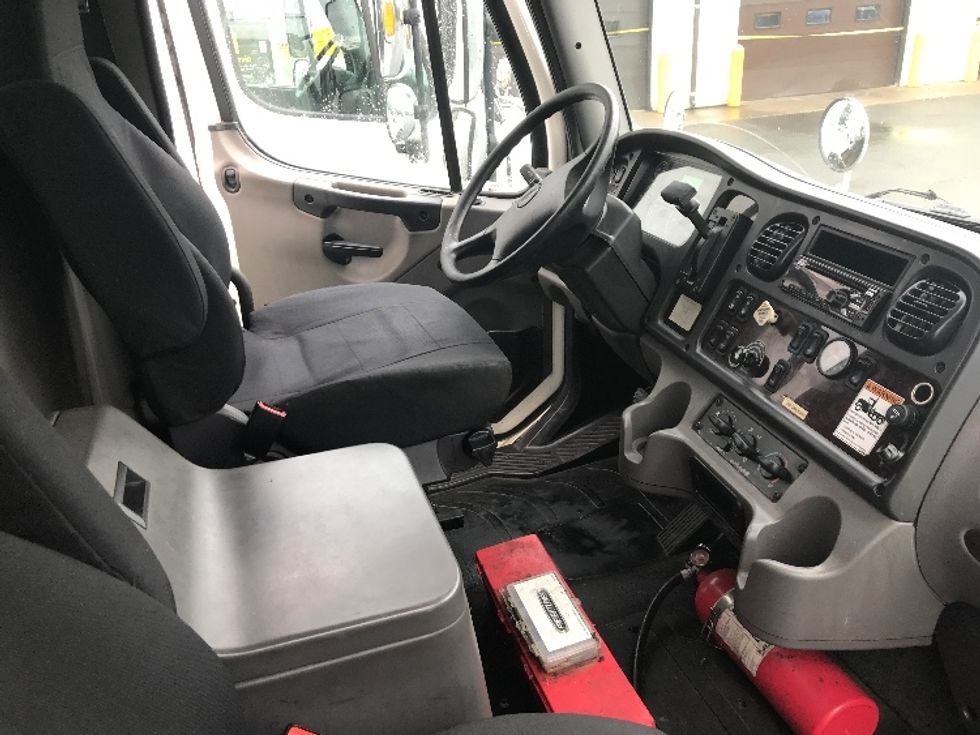 Medium Duty Box Truck-Light and Medium Duty Trucks-Freightliner-2019-M2-Dartmouth-NS-210,275\n\t\tkm-$ 76,000 - Image 22
