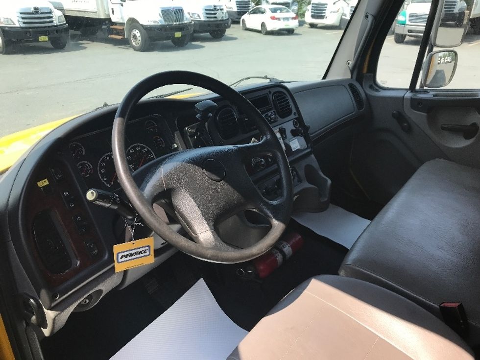 Medium Duty Box Truck-Light and Medium Duty Trucks-Freightliner-2019-M2-Dartmouth-NS-226,706\n\t\tkm-$ 71,750 - Image 17