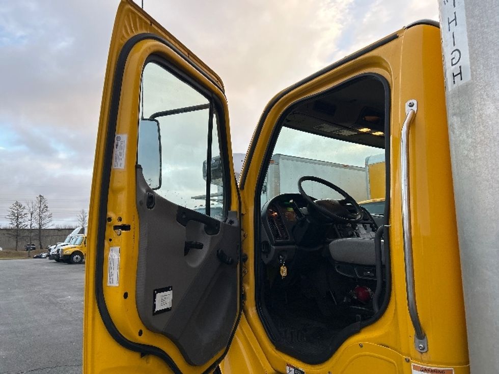 Medium Duty Box Truck-Light and Medium Duty Trucks-Freightliner-2019-M2-Dartmouth-NS-296,075\n\t\tkm-$ 61,250 - Image 16