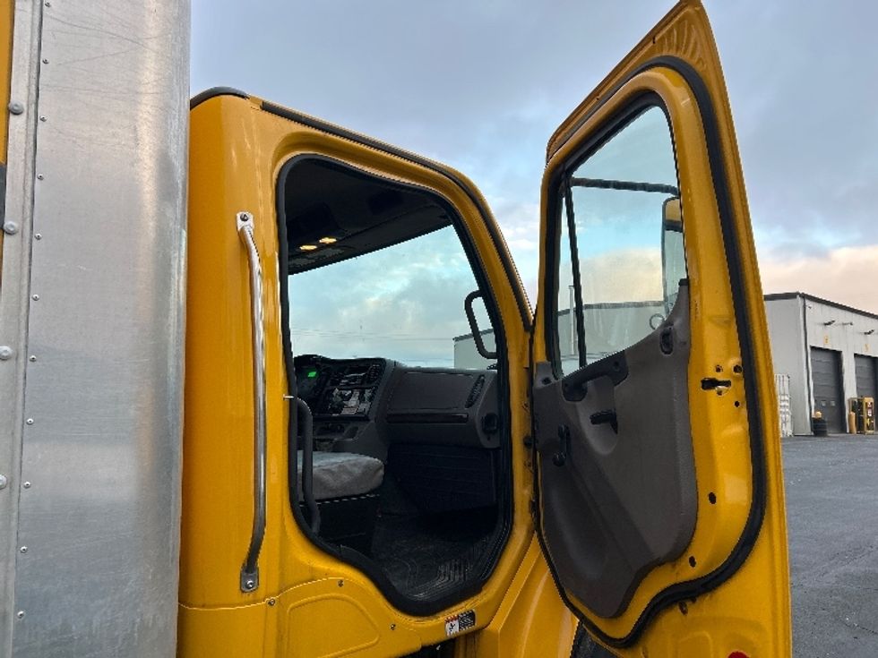 Medium Duty Box Truck-Light and Medium Duty Trucks-Freightliner-2019-M2-Dartmouth-NS-296,075\n\t\tkm-$ 61,250 - Image 20