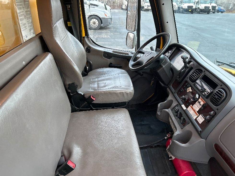 Medium Duty Box Truck-Light and Medium Duty Trucks-Freightliner-2019-M2-Dartmouth-NS-296,075\n\t\tkm-$ 61,250 - Image 22