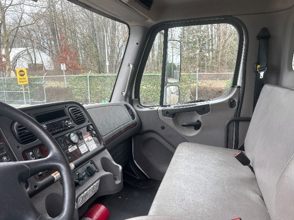 Medium Duty Box Truck-Light and Medium Duty Trucks-Freightliner-2019-M2-Delta-BC-158,323\n\t\tkm-$ 73,250 - Image 19