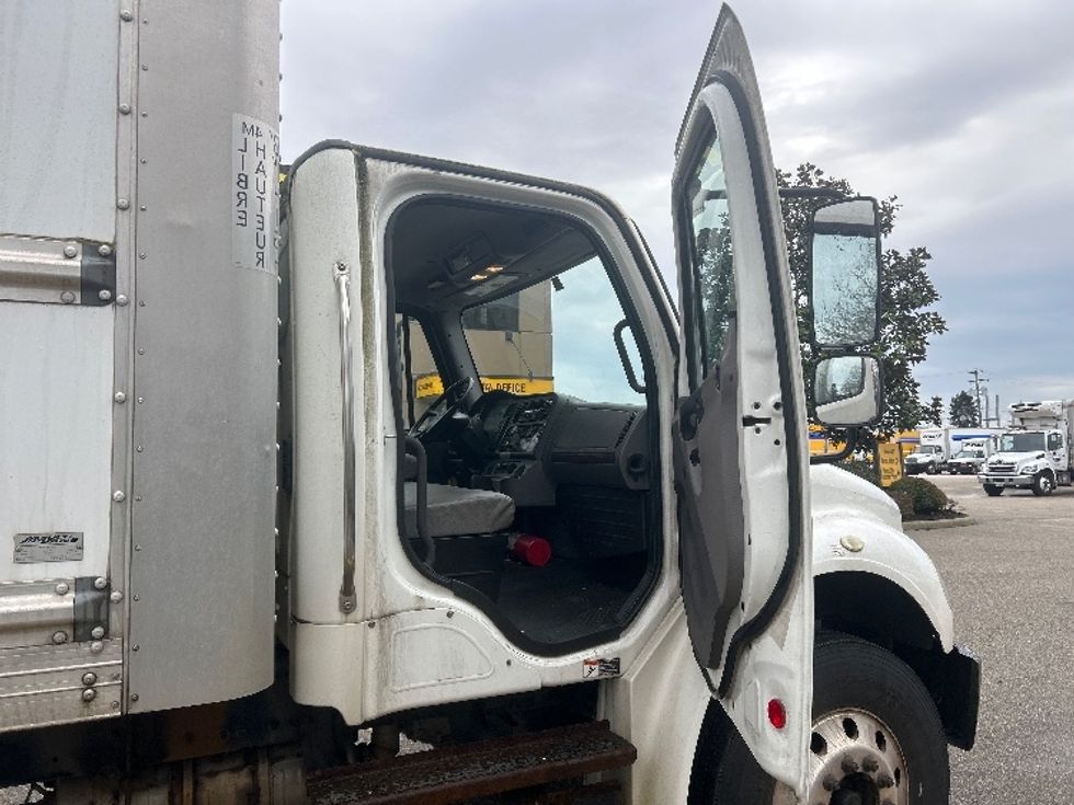 Medium Duty Box Truck-Light and Medium Duty Trucks-Freightliner-2019-M2-Delta-BC-158,323\n\t\tkm-$ 73,250 - Image 20