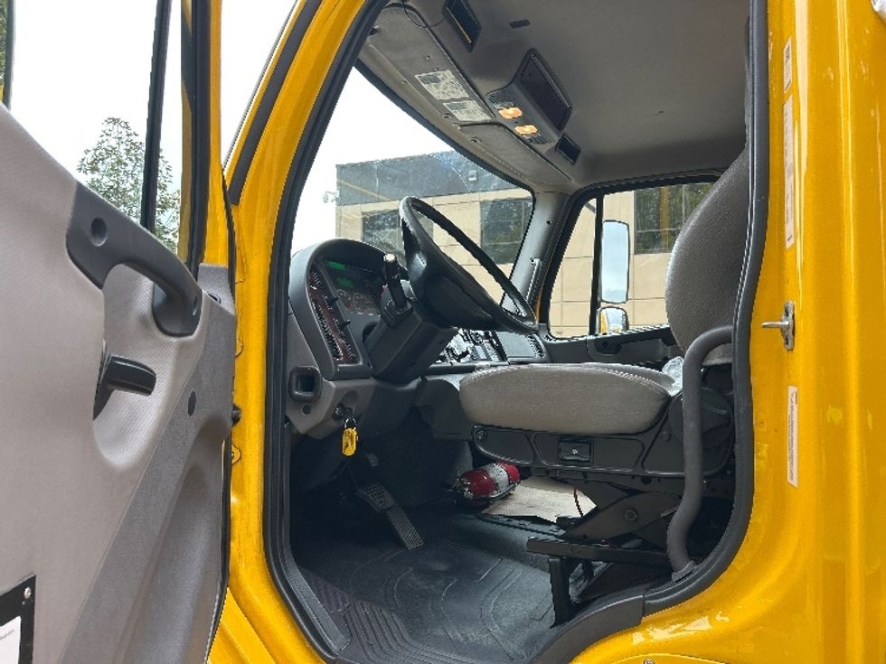 Medium Duty Box Truck-Light and Medium Duty Trucks-Freightliner-2019-M2-Delta-BC-175,632\n\t\tkm-$ 72,500 - Image 16