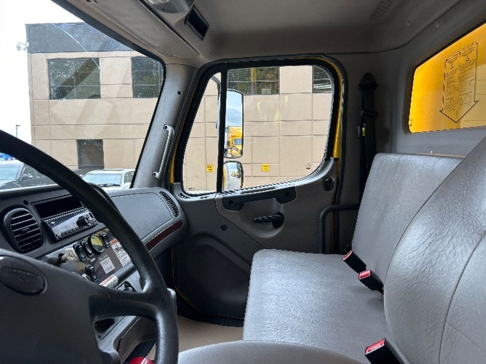 Medium Duty Box Truck-Light and Medium Duty Trucks-Freightliner-2019-M2-Delta-BC-175,632\n\t\tkm-$ 72,500 - Image 19