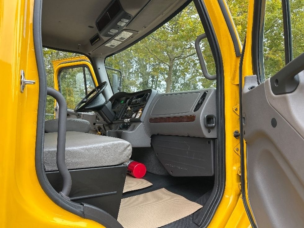 Medium Duty Box Truck-Light and Medium Duty Trucks-Freightliner-2019-M2-Delta-BC-175,632\n\t\tkm-$ 72,500 - Image 20