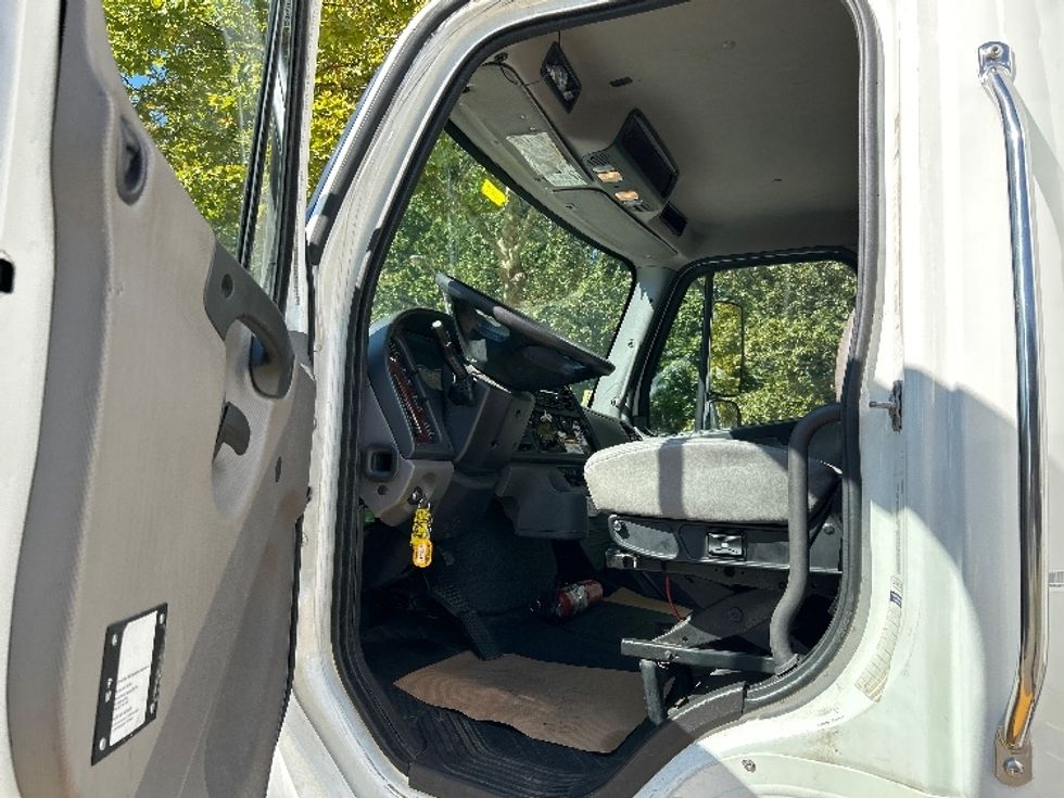 Medium Duty Box Truck-Light and Medium Duty Trucks-Freightliner-2019-M2-Delta-BC-246,694\n\t\tkm-$ 68,250 - Image 16