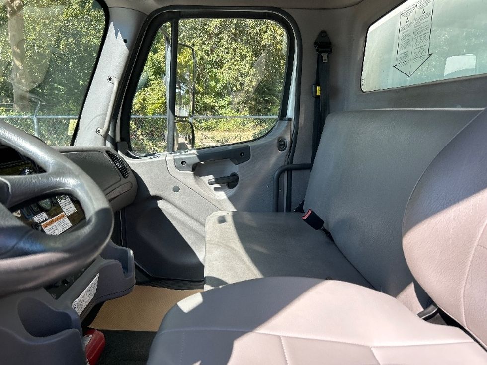 Medium Duty Box Truck-Light and Medium Duty Trucks-Freightliner-2019-M2-Delta-BC-246,694\n\t\tkm-$ 68,250 - Image 19