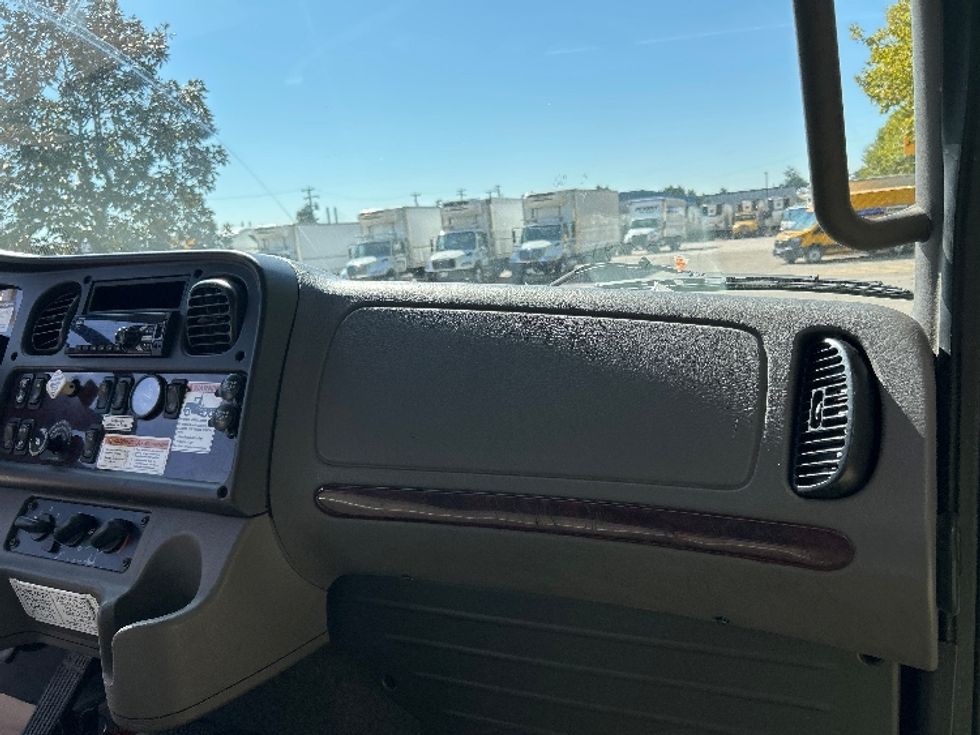 Medium Duty Box Truck-Light and Medium Duty Trucks-Freightliner-2019-M2-Delta-BC-246,694\n\t\tkm-$ 68,250 - Image 21