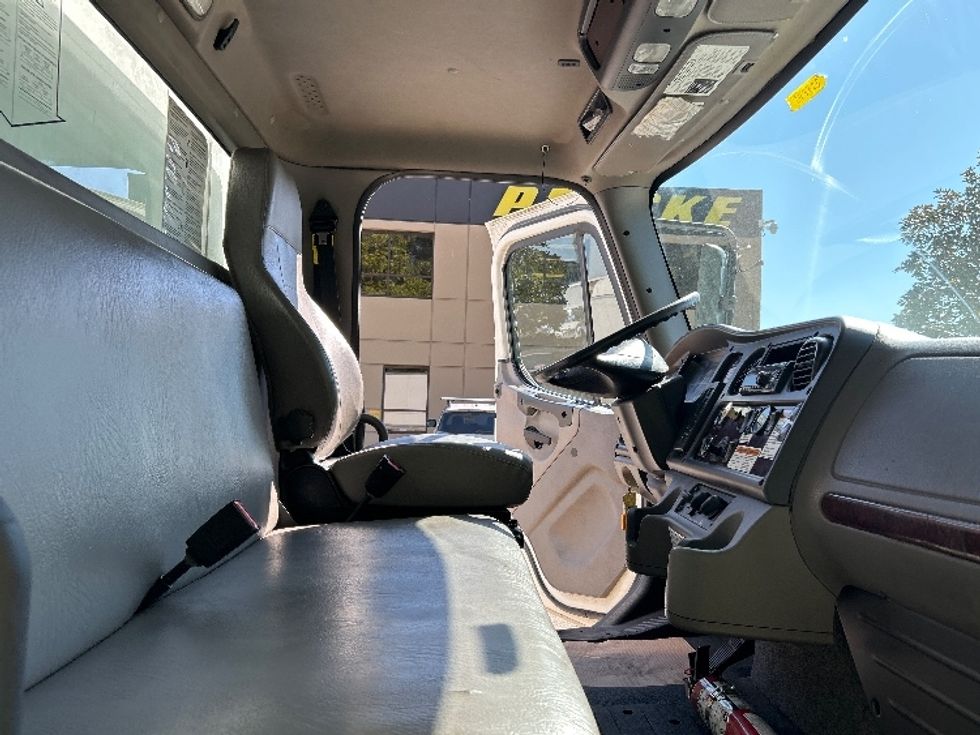 Medium Duty Box Truck-Light and Medium Duty Trucks-Freightliner-2019-M2-Delta-BC-246,694\n\t\tkm-$ 68,250 - Image 22