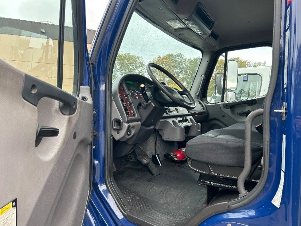 Medium Duty Box Truck-Light and Medium Duty Trucks-Freightliner-2019-M2-Delta-BC-272,933\n\t\tkm-$ 65,750 - Image 16