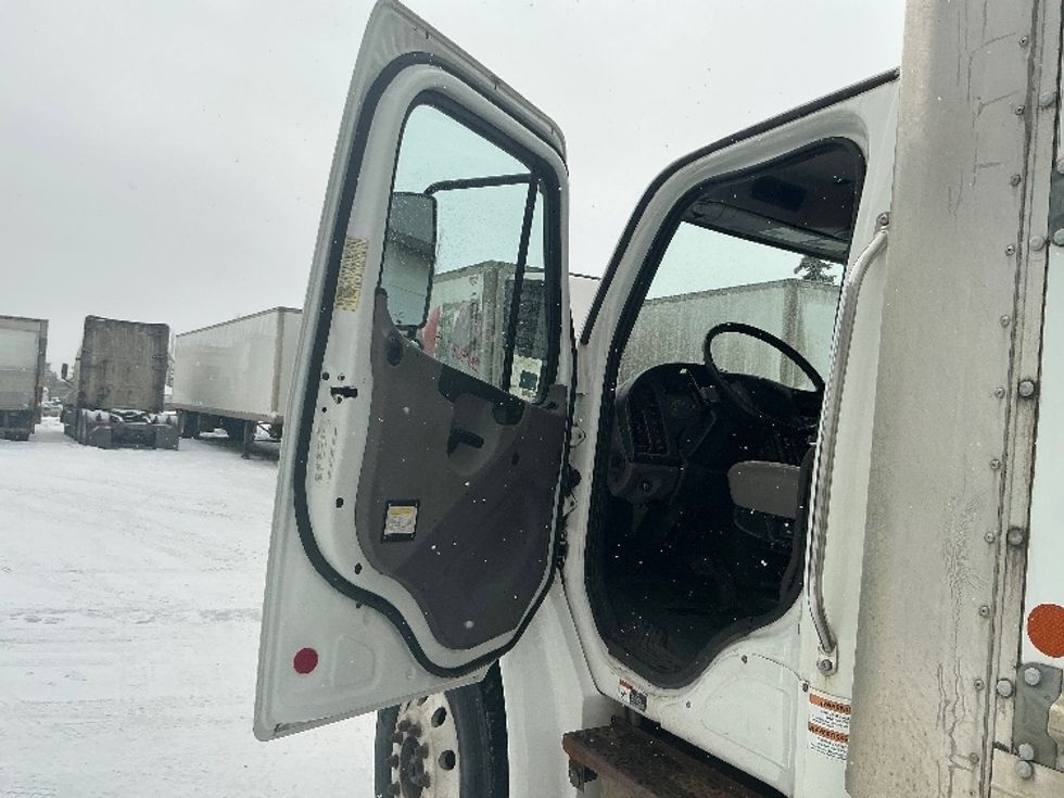 Medium Duty Box Truck-Light and Medium Duty Trucks-Freightliner-2019-M2-Edmonton-AB-327,832\n\t\tkm-$ 58,750 - Image 16