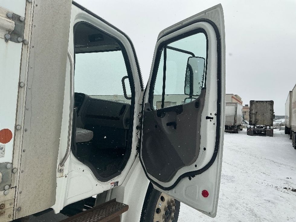 Medium Duty Box Truck-Light and Medium Duty Trucks-Freightliner-2019-M2-Edmonton-AB-327,832\n\t\tkm-$ 58,750 - Image 20