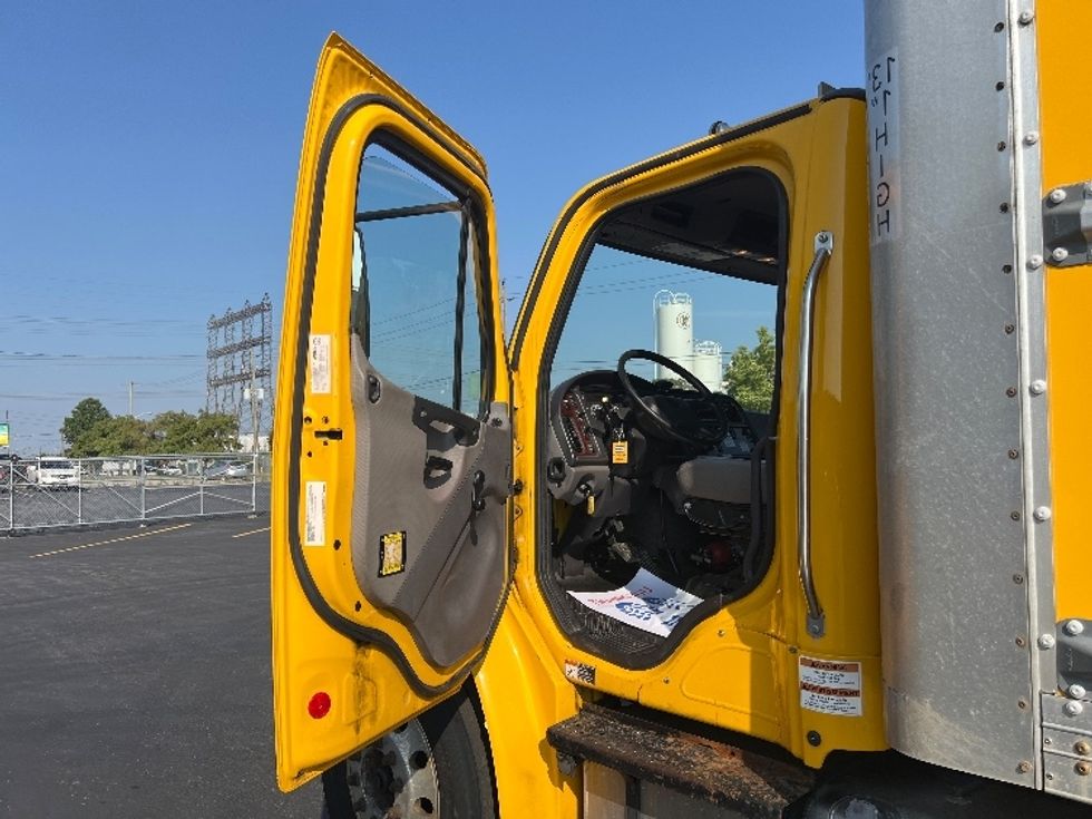 Medium Duty Box Truck-Light and Medium Duty Trucks-Freightliner-2019-M2-Etobicoke-ON-317,500\n\t\tkm-$ 56,000 - Image 16