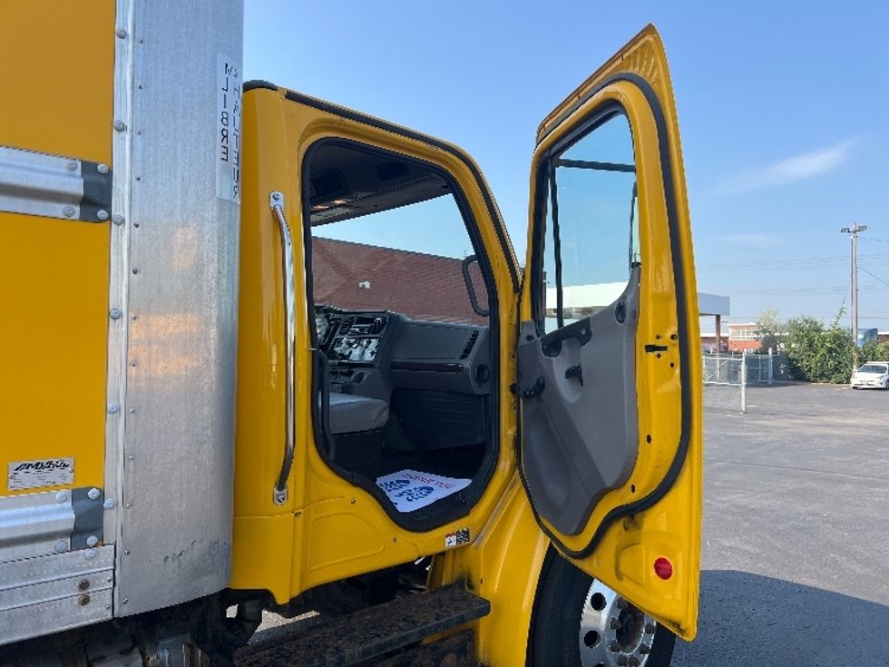 Medium Duty Box Truck-Light and Medium Duty Trucks-Freightliner-2019-M2-Etobicoke-ON-317,500\n\t\tkm-$ 56,000 - Image 20