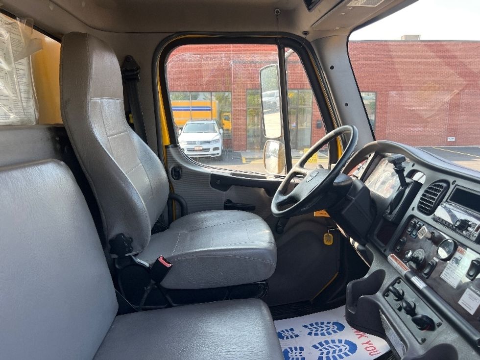 Medium Duty Box Truck-Light and Medium Duty Trucks-Freightliner-2019-M2-Etobicoke-ON-317,500\n\t\tkm-$ 56,000 - Image 22