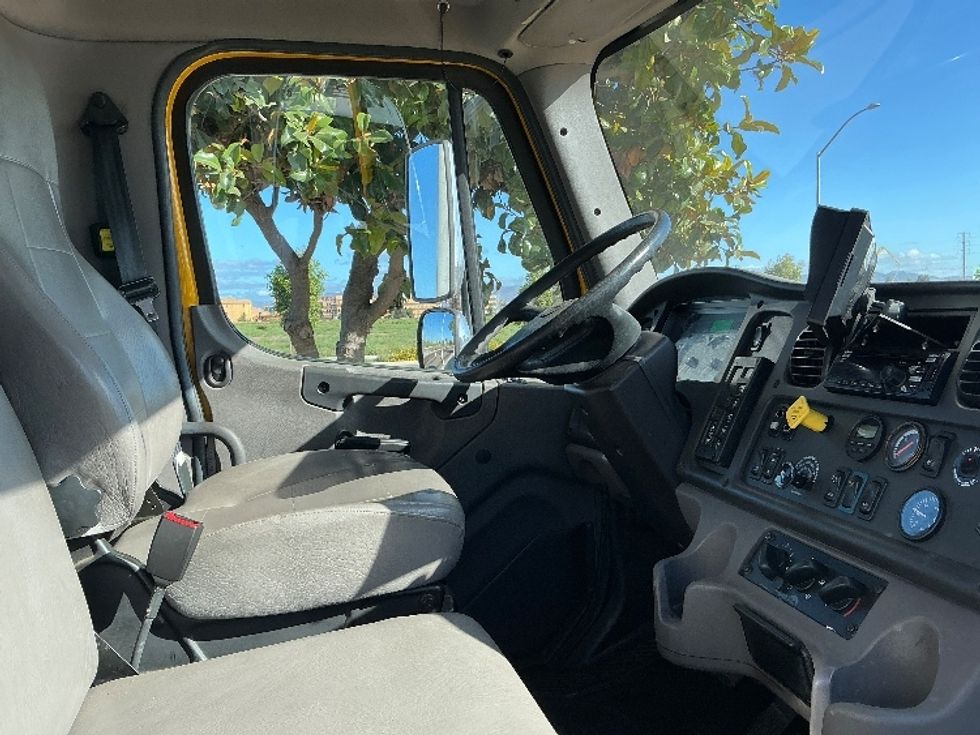Medium Duty Box Truck-Light and Medium Duty Trucks-Freightliner-2019-M2-Fresno-CA-253,657\n\t\tmiles-$ 28,500 - Image 21